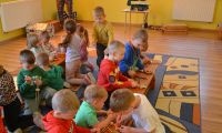 28.04.2025 Gr. Niedźwiadki warsztaty zabawki z dawnych czasów 1